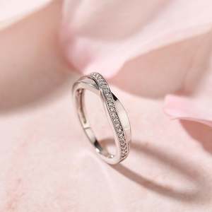 Anillo de Plata de Ley con Diamantes Jeulia, Diseño Cruzado y Elegante para Mujer - Product Image 5