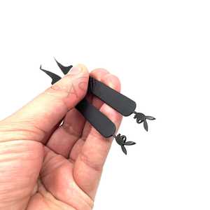 Pinces à épiler noires mates à angle de 45 degrés et droites avec charme Bad Bunny, impression de logo personnalisée, service OEM - Product Image 5