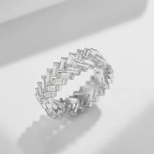 สายรัดมอสซาไนต์เงินสเตอร์ลิงของผู้ชายมีช่องตัดที่สวยงามออกแบบด้วยการเชื่อมโยงทางเรขาคณิตเครื่องประดับที่หรูหราทันสมัย - Product Image 5