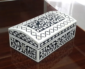 Cette superbe boîte à bijoux en bois marron avec bordure florale sculptée est bientôt disponible à des prix de gros. - Product Image 5