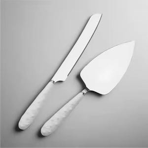 Ensemble de spatules à gâteau modernes en acier inoxydable avec poignée design pour tables de desserts, fêtes et célébrations - Product Image 4