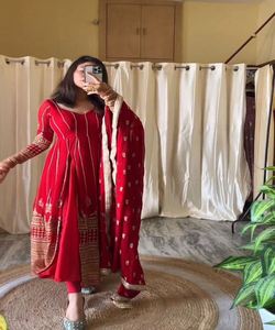 แกลมัวร์เจียมเนื้อเจียมตัว: ชุดเดรสมุสลิม Abaya ผู้หญิง ดูไบ - เติมตู้เสื้อผ้าของคุณด้วย Abayas เจียมเนื้อเจียมตัวและมีสไตล์เพื่อการผสมผสานของความสง่างาม - Product Image 1