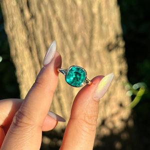 Anillo de moissanita con corte de cojín verde en 4,12 quilates con ajuste de bisel elegante y vástago dividido perfecto para bodas o joyas cotidianas - Product Image 4