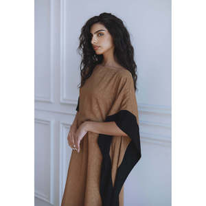 Vestido Kaftán Largo de Gasa en Color Moca Dune - Cintura Natural Discreta, Cuello Barco Transpirable, Ideal para Fiestas, Tallas XS/SM/L - Product Image 4