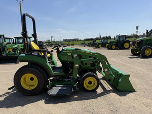 Tracteur utilitaire compact John Deere 2032R 31HP 4x4 à transmission hydrostatique, avec chargeur frontal, pelle arrière et tondeuse, prêt à l'emploi, moteur diesel. - Product Image 5