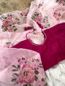 ชุดเดรสผ้าไหมออร์แกนซ่าผ้าเนื้อนุ่มพิมพ์ลายดอกไม้เสื้อเบลาส์สุดอินเทรนด์ผ้าโปร่งสำหรับผู้หญิงพิมพ์ลายดอกไม้ผ้าซาตินและจาร์โด้ผู้ส่งออกจากอินเดีย - Product Image 2