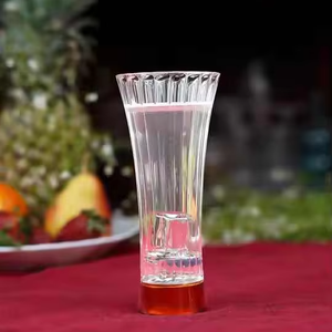 Verre à jus de haute qualité avec un design élégant, idéal pour les brunchs quotidiens et les événements familiaux offerts à un prix avantageux - Product Image 1