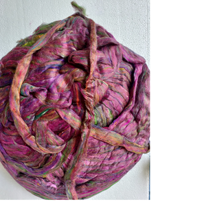 Ruban de soie sari multicolore dans un arc-en-ciel de couleurs fabriqué à partir de fibres de soie recyclées idéal pour la revente par les magasins de fils et de fibres - Product Image 5