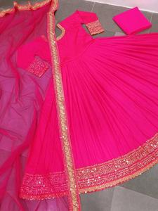 Qualité supérieure Nouveau Designer Party Wear Look Robe Taffetas Lourd En Soie Avec Lourd * 5mm Broderie Séquence Travail Avec Manches Complètes - Product Image 3