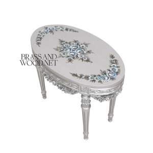 Mesa Auxiliar Redonda Plateada de Lujo con Ramo Floral Azul Pintado a Mano y Detalles Tallados Ornamentados para Decoración Clásica de Esquinas del Hogar - Product Image 5