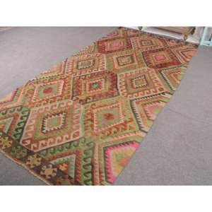 Alfombra Turca Vintage de 5.2x10.4 pies, Alfombra Grande, Alfombra de Lana con Estampado Animal Rojo y Verde - Product Image 2