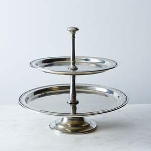 Soporte para pasteles de aluminio con acabado antiguo que ofrece una estética lujosa perfecta para bodas y reuniones de temática vintage - Product Image 4