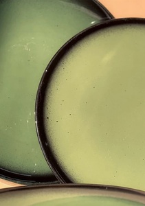 Plato de Cena de Cerámica Verde Oliva, Superficie con Acabado Brillante, Diseño Redondo y Ancho, Fabricación Robusta para Cocina y Comedor Modernos - Product Image 3