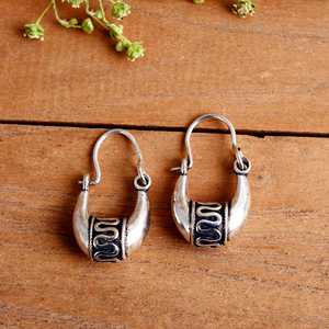 Pendientes de Aro Tribales de Plata de Ley 925 Oxidada Vintage, Pendientes Pequeños Colgantes Hechos a Mano Estilo Bali Étnico para Mujer - Product Image 1