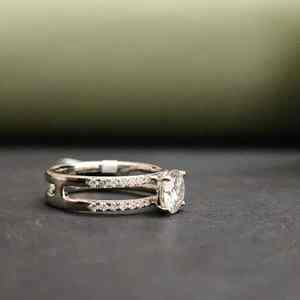 Nuevo Anillo Elegante de Doble Banda con Moissanita de Corte Redondo y Engaste Pavé en Oro de 14K, Certificado IGI, Estilo Moderno - Product Image 4