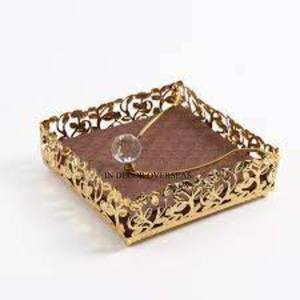 Hojas recubiertas de polvo dorado Diseñador Aspecto atractivo Calidad superior Servilletero hecho de metal Accesorios de utensilios de cocina de la India - Product Image 1