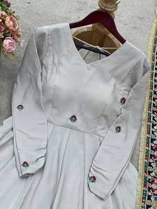 ชุดอินเดียแบบดั้งเดิม ผ้าจอร์เจตต์เนื้อหนา ปักลายอย่างประณีต ชุดอนาร์กาลีแบบปกติ ผ้าคลุมไหล่ปักลายแฟนซี ผ้าปิชวาสแบบกลับด้านได้ - Product Image 2