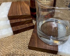 Dessous de verre multicolores en résine et bois 10X10 cm 4 pouces pour boissons Fournitures pour hôtels et restaurants Dessous de verre uniques pour décoration de table - Product Image 3