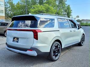 Furgoneta Carnival EX 2024 Plateada Especial, Tracción Delantera, Automática, Color Oscuro, R18, Usada, Techo Solar, Tercera Fila de Asientos, Arranque Remoto, Asientos de Cuero, 8 Asientos - Product Image 3