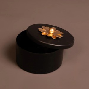 Caja de Almacenamiento Decorativa Redonda Blanca y Negra con Tapa Floral Dorada, Contenedor de Lujo para Baratijas y Regalos para Decoración del Hogar - Product Image 6