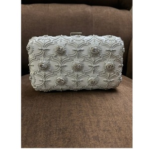 Bolso de mano para mujer hecho de cuero blanco, tamaño 8x5 pulgadas, bolso de mano para fiesta, para exportación mundial, bolso de mano bordado - Product Image 1