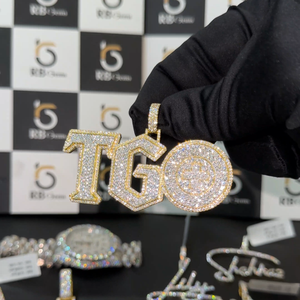 Colgante Personalizado RB Gems de Plata 925 con Incrustaciones de Circonitas, Chapado en Oro, Estilo Hip Hop Cristiano, con Iniciales, Logotipo o Nombre en Moissanita VVS - Product Image 1