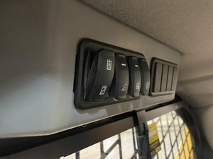 Chargeuse compacte sur pneus 27203 d'occasion, à moteur essence, avec PLC, haute efficacité, faible nombre d'heures, prix bas - Product Image 6