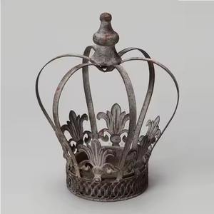 Sculpture de couronne royale vintage en métal rustique fini pour une décoration de table élégante et une présentation d'accentuation d'intérieur élégante - Product Image 1
