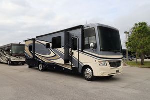 Camping-car de classe A Newmars Canyon Star 3719 d'occasion, modèle 2019, en excellent état, grand format, avec espace couchage pour caravane, idéal pour le camping et les voyages. - Product Image 4