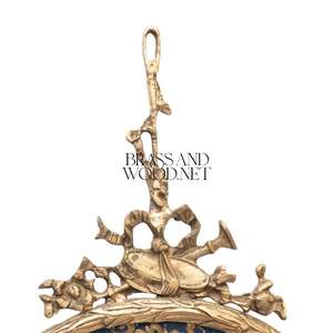 Marco de pared redondo de latón antiguo con decoración dorada adornada con pueblo de campo rústico pintado a mano - Product Image 2