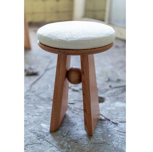 Taburete de madera hecho a mano, perfecto para interiores rústicos, ofrece asientos duraderos con detalles artesanales y belleza de madera natural - Product Image 1