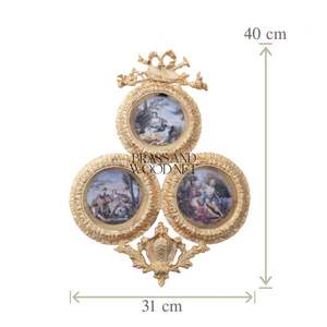 Cadre mural orné en laiton doré avec triple œuvres d'art en porcelaine décoration vintage faite à la main design en laiton de luxe pour classique - Product Image 2