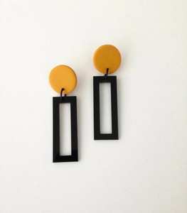 Pendientes elegantes de resina artesanal con deslumbrante acabado metálico - Product Image 5