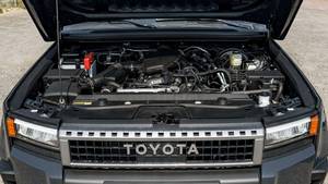 Toyota Land Cruiser TXL 2.4L SUV Automático R20 de Cuero Blanco con Volante a la Izquierda, Gasolina, Luces LED y Techo Panorámico, Usado 2026 |   Exportación - Product Image 2
