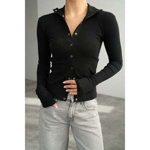 Blusa negra de cuello alto con botones a presión - Product Image 3