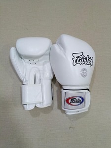 นวมชกมวย Fairtex สีขาวแบบกำหนดเอง หนังแท้ น้ำหนักเบา กันน้ำ แบบผูกเชือก สำหรับฝึกซ้อมและแข่งขัน MMA มวยไทย - Product Image 3