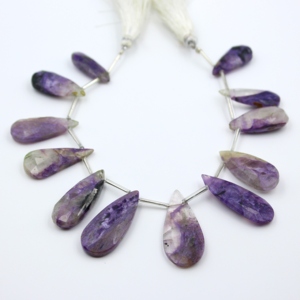 Perles naturelles en forme de poire à facettes en charoite, perles à facettes en charoite faites à la main pour la fabrication de bijoux taille 25X11MM à 39X17MM - Product Image 1