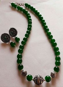 Collar bordado hecho a mano étnico con dijes Cuentas de vidrio antiguas Joyería de bordado moderno Collar de color único - Product Image 2