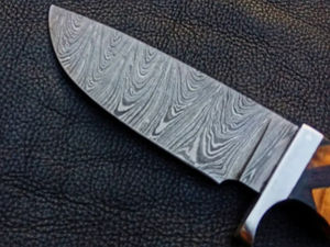 Couteau de chasse Bowie en acier inoxydable forgé à la main |   Couteau de survie plein tang à lame fixe pour l'extérieur, avec étui en bois et cuir (OEM) - Product Image 3