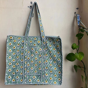 Vente en gros et fabrication de grands sacs fourre-tout Ikat réversibles assortis en coton matelassé imprimé à la main de printemps, écologiques - Product Image 1