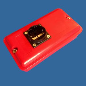 Caja de perfil bajo PS-14L5, diseñada para un enchufe SCHUKO - Product Image 1