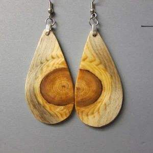 Boucles d'oreilles en forme de coeur en résine noire et blanche avec feuille d'or personnalisée Boucles d'oreilles pendantes en résine géométrique ronde carrée en bois - Product Image 4