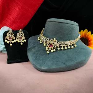 Ensemble de colliers suspendus détaillés en zircon et perles miroitant comme des diamants Look luxueux mais équilibré idéal pour toutes les occasions - Product Image 3