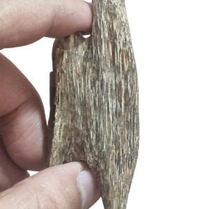 น้ำมันอู๊ดธรรมชาติในภาชนะไม้ที่โอบกอดความอบอุ่นและความสง่างาม - Product Image 3