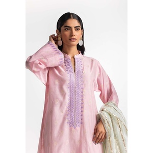 Chemise décontractée pour femme en jacquard teinté rose clair brodé - Product Image 3