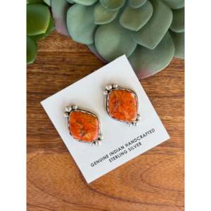 Pendientes de botón hechos por Navajoos en oro de 14K y 18K con coral rojo, plata de ley y diamantes, con engaste de bisel en forma de corazón geométrico - Product Image 3