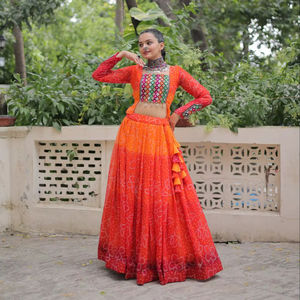 Lehenga con Estampado Bandhani Naranja con Parches de Kutchi Gamthi y Blusa a Juego - Product Image 1