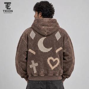 Sudadera con capucha para hombre con efecto acid wash y bordado, combina textura de inspiración vintage y bordado moderno para un estilo relajado y a la moda. - Product Image 3