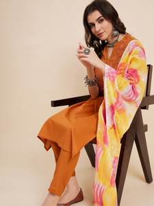 ชุดคุर्ตาผ้าฝ้ายปักลายดอกไม้สีมัสตาร์ดสุดหรูหราทันสมัย คอวี แขนสามส่วน พร้อมกางเกงและผ้าคลุมไหล่ ขายดีอันดับต้นๆ - Product Image 6