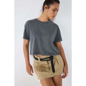 Camiseta Corta con Adornos de Piedras - Product Image 2